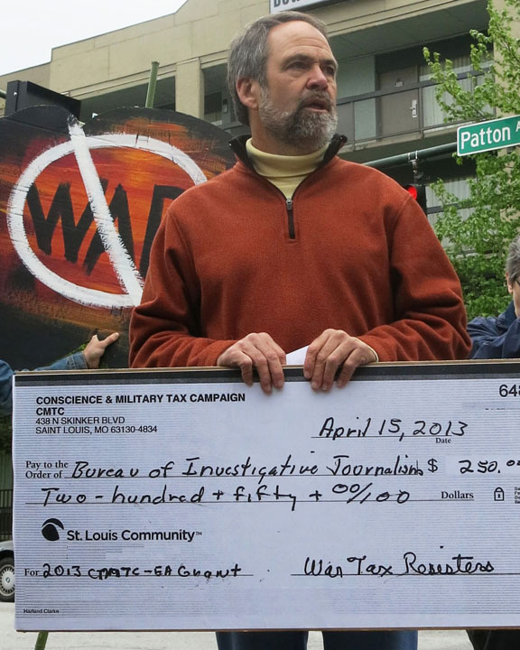 Bill Ramsey holding giant $250 check