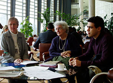 Rosa Packard, center, at the UN in Geneva in 2005, with Hannelore Morgenstern-Przygoda (Grrmany) and Adam Maor (Israel). Photo by Freidrich Heilmann